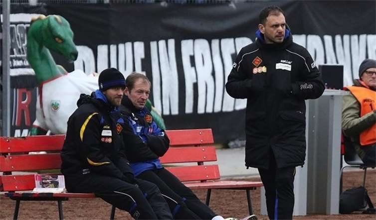 Auch mit Anel Dzaka (rechts) auf der Bank schaffte die TuS am vergangenen Wochenende nicht die Wende.TH