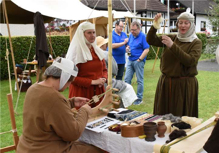 Auch mittelalterliche Handwerks- und Handarbeitstechniken wurden bei der 800-Jahr-Feier in Datzeroth gezeigt.