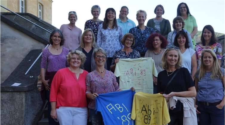 Auch nach 30 Jahren noch immer eine echte Gemeinschaft: die Abiturientinnen des Calvarienbergs von 1989. Foto: DEGEAL