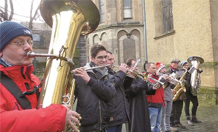 Auch nach der Messe wurden die Gemeindeglieder bei einem Glühwein oder Kakao im Pfarrhof musikalisch unterhalten. privat