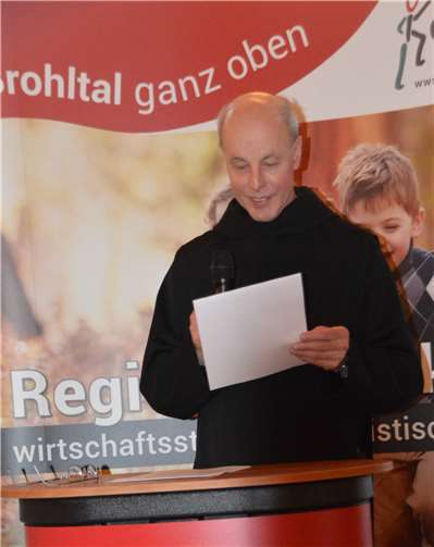 Auch ohne Brille einen klaren Blick auf ethisches Handeln! Zu dem Thema hatte Benedikt Müntnich, der vor kurzem nach Maria Laach zurückgekehrt ist, einiges zu sagen.