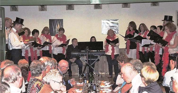 Auch optisch nahm der Projektchor „Musical“ das Publikum mit ins Cabaret. privat