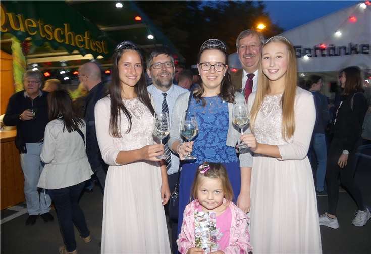 Auch reichlich leckeren Moselwein ließen sich Festbesucher und Ehrengäste beim Quetschefest munden.