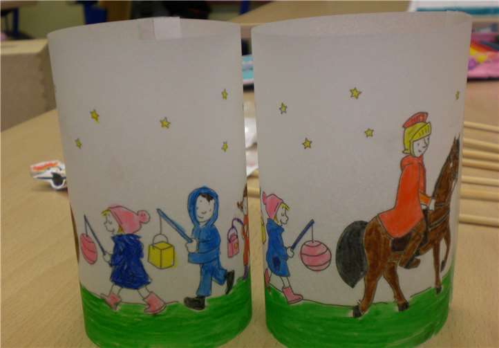 Auch schöne Teelichtgläser mit Transparentpapier wurden gebastelt.