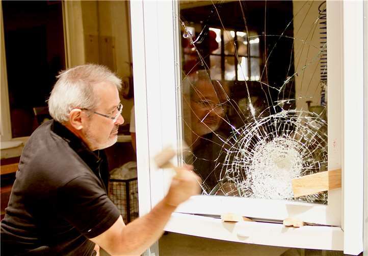 Auch sehr kraftvolle Schläge brachten das Glas nicht zum Splittern - ein Sicherheitsmerkmal.