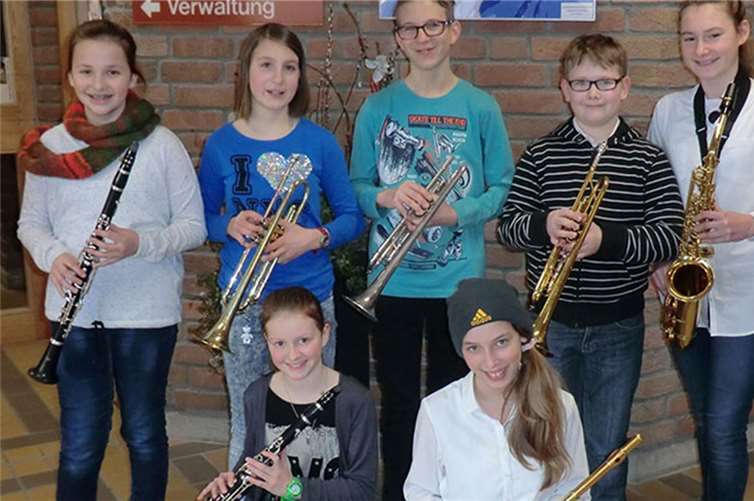 Auch sie beendeten ihren Lehrgang erfolgreich: Lena Breitbach (hinten, v. l.), Mandy Grosse, Marcel Grosse, Jonas Mieth und Luisa Mauer sowie Sina Schmitt (vorne, v. l.) und Julia Kolbinger.privat