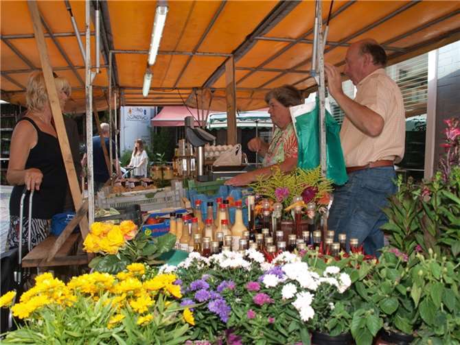 Auch sommerliche Blumenkreationen werden von den Markttreibenden angeboten.