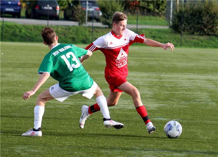 Auch spannende Zweikämpfe wurden den Zuschauern geboten. Fotos: SV Rot-Weiß Merl