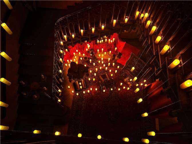 Auch spektakulär inszenierte Kerzenmeere sind zu bestaunen.