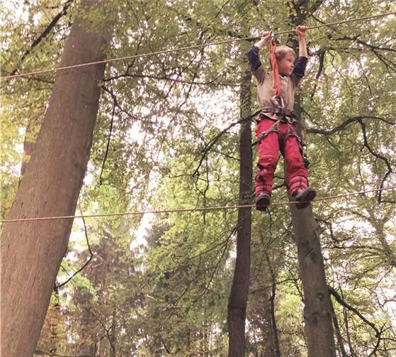 Auch über eine wackelige Seilbrücke trauten sich die Kinder.Privat