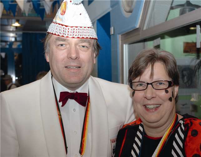 Auch unter den Jecken: die Beigeordnete Petra Kalkbrenner mit ihrem Ehemann.