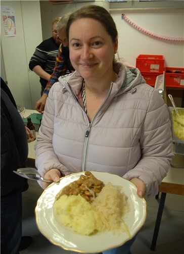 Auch vegetarisch war möglich, wie diese Besucherin beweist. Dannlanden eben nur Kartoffelpüree, Kraut und dicke Bohnen auf dem Teller.