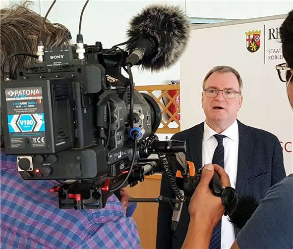 Staatsanwaltschaft ermittelt gegen AW-Landrat Dr. Jürgen Pföhler Auch viele Fernsehsender berichteten von der Pressekonferenz zur Einleitung von Ermittlungsverfahren im Zusammenhang mit der Unwetterkatastrophe im Ahrtal.