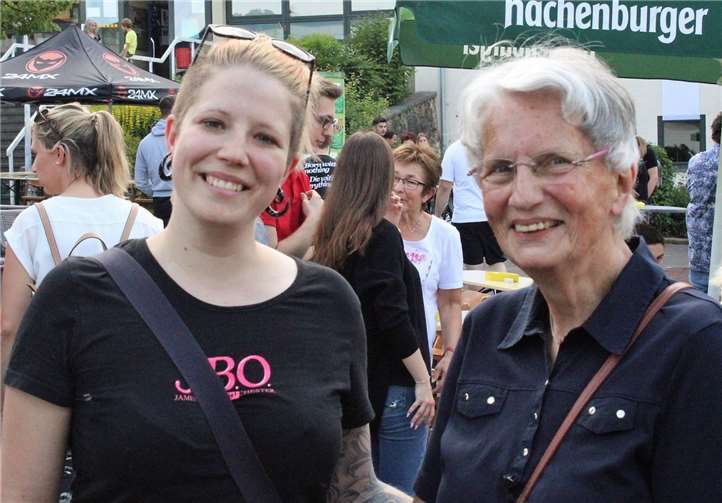 Auch viele ehemalige Lehrer und Schüler waren gekommen.