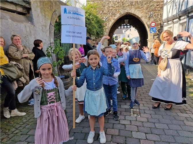 Auch vielleicht künftige Weinköniginnen und Weinprinzessinnen liefen mit.