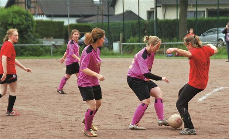 Auch vier Frauenmannschaften ließen sich das Spektakel nicht entgehen.