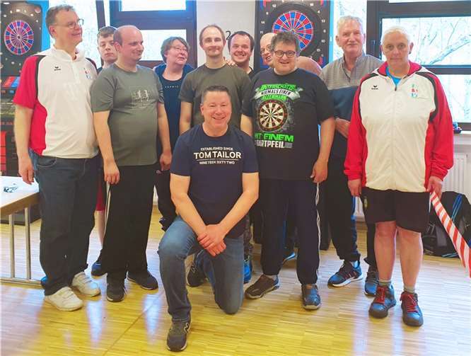 Auch vom Herz-Jesu-Haus Kühr waren Dartsspieler mit Betreuer Frank Dirschus und Betreuerin Jutta Schubert (beide rechts) dabei. Vorn knieend der 1. Vorsitzende des FSV Dieblich, Mauro Löschmann.  Foto: Förderverein Neues Sportgelände Dieblich