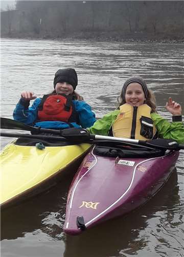 Auch vom kalten und regnerischen Wetter ließen sich die Plaidter Kanuten den Spaß nicht verderben.  privat