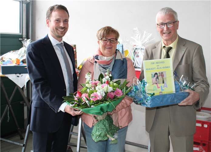 Auch von den Kollegen gab es viele Abschiedsgeschenke für Adalbert „Alla“ Krämer.Fotos: DU