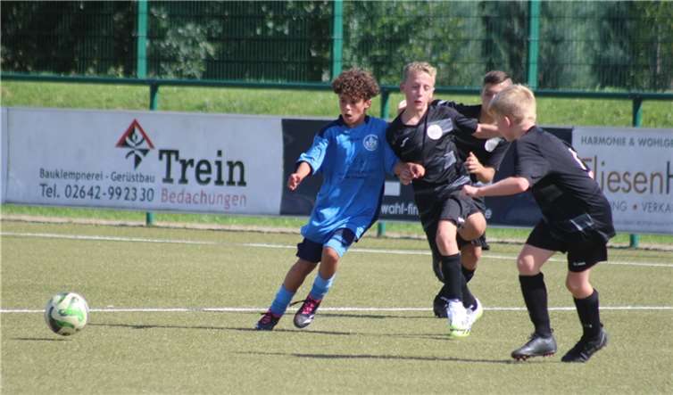 Auch von drei Gegenspielern ist dieser Nachwuchskicker der JSG Bad Breisig nicht zu halten.  Fotos:DU