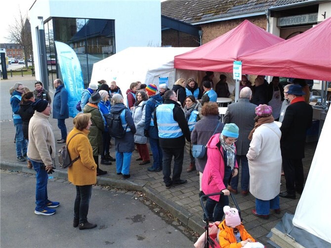 Auch vor Eröffnung des Suppen-Buffets nutzten viele die Gelegenheit, sich auszutauschen.Foto: Diakonisches Werk Bonn und Region