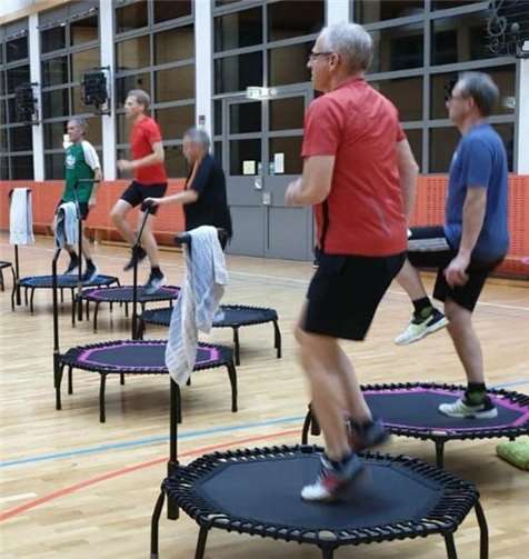 Auch vor Experimenten scheuen sich die Nickenicher Männer nicht. Hier ausnahmsweise eine Trainingseinheit auf dem Trampolin.Foto: privat