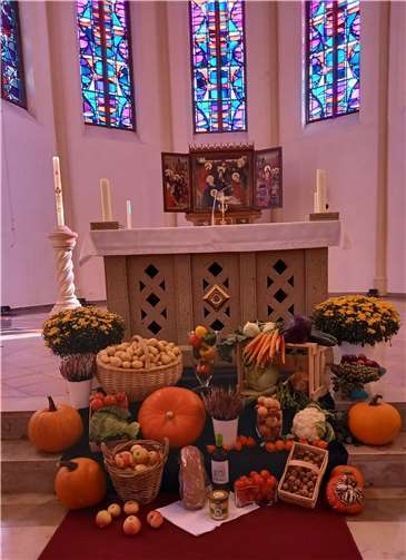 Auch vor dem Altar in St. Cyriakus wurden von der Frauengemeinschaft Früchte aus Feld und Garten zum Segen ausgebreitet. Foto: privat