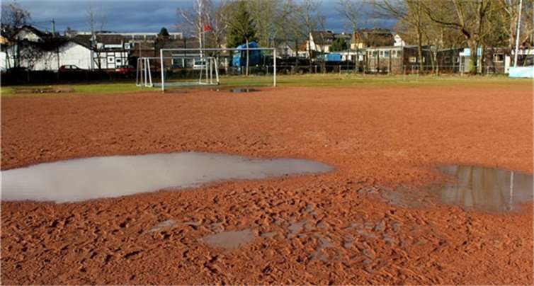 Auch vor den Toren bilden sich auf dem mit Steinen überzogenen Unkeler Sportplatz kleine Teiche.DL