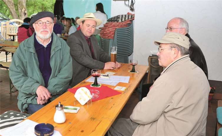 Áuch vor der Hütte waren die Sitzplätze begehrt.
