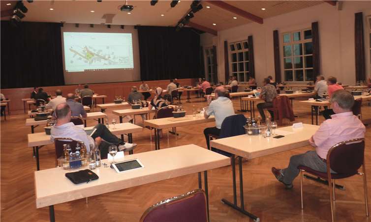 Auch während der Sitzung hielten die Ratsmitglieder den vorgeschriebenen Abstand ein. Foto: FRE