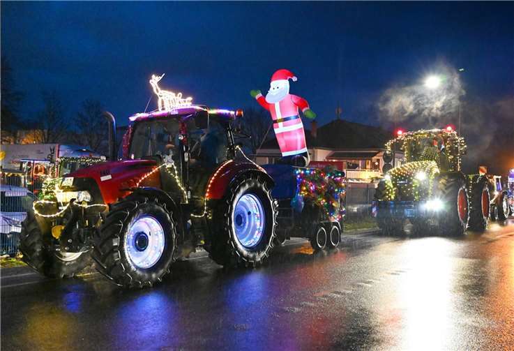 1500 Traktoren brachten einen riesigen Funken Hoffnung Auch weihnachtlich geschmückte Traktoren waren zu bestaunen.