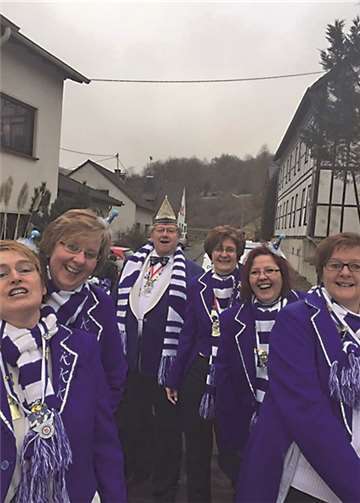 Auch weiterhin soll man „Mit einem dreimol vun Hätze Kasbach - Ohlenberg - Erl Alaaf“ am Veilchendienstagszu in Kasbach hören. Privat