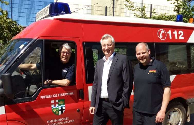 Auch wenn Heinz Bertram (im Fahrzeug) mittlerweile altersbedingt zwar nur noch fürs Foto am Steuer sitzt, so freut er sich dennoch mit Sohn Jürgen, 2. Gerätewart (r.), und Franz-Josef Kneip über die Spende der Volksbank Koblenz Mittelrhein.privat