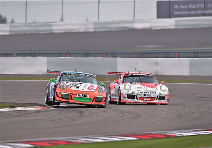 Auch wenn Steve Jans versuchte mit dem GetSpeed-Porsche (#101) Marc Hennerici im RTR-Porsche (#112) zu attackieren, kontrollierter der Mayener Pilot das Renngeschehen um die Führung in der Porsche Cup-Klasse.