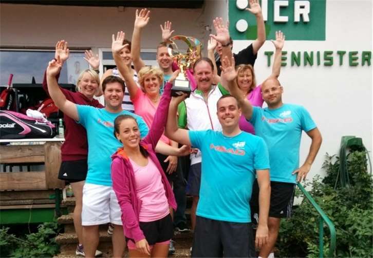 Auch wenn am Ende nur Anna Mertesacker und Thorsten Jungblut den Pokal mit nach Hause nehmen konnten, so hatten doch alle Teilnehmer des Mixed-Turniers viel Spaß. privat