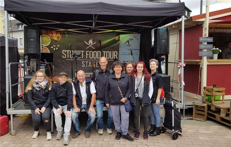 Auch wenn auf der Hinfahrt zunächst der richtige Stopp verpasst worden war, tat dies der guten Laune keinen Abbruch, und Leckereien und Livemusik entschädigten die Tourteilnehmer zusätzlich. Foto: privat