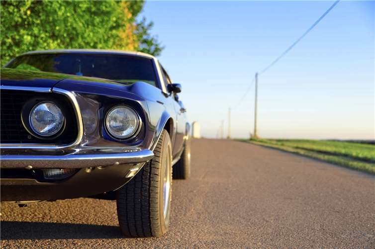 Auch wenn das Profil erstklassig ist, kann der Reifengummi durch Überaltung nicht mehr straßentauglich sein, selbst wenn er bewegt wird. Foto: fotolia.com © Matthias Ott