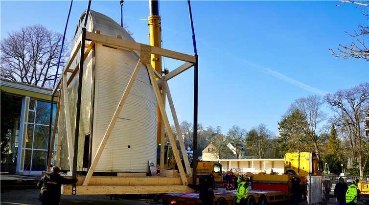 Auch wenn das Ziel der Reise nicht weit entfernt lag, war riesiger Tieflader nötig, um die tonnenschwere Muschel von der Stelle zu bewegen.
