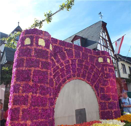 Auch wenn der Blumencorso in diesem Jahr nicht wie gewohnt stattfindet, können sich die Erpeler auf mit Blüten geschmückte Wagen freuen. Foto: Brauchtumsverein Freunde des Erpeler Weinfestes e.V. / Jennifer Schmoll