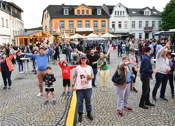 Auch wenn die Festgäste etwas länger zum Warmwerden brauchten, war doch irgendwann das Eis gebrochen und der ganze Kirchplatz schunkelte und winkte mit beim kölschen Abend. Fotos: RASCH