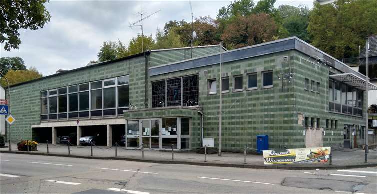 Auch wenn die Fliesen bereits von der Wand fallen, der Verkauf und der Abriss der alten Stadthalle lassen noch auf sich warten. Foto: privat