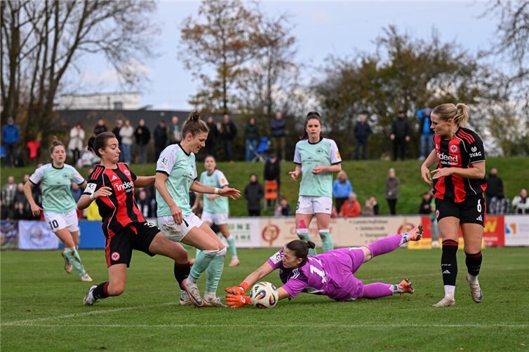 Auch wenn die Frankfurter Keeperin hier daneben griff, der Ball wollte trotz aller Andernacher Bemühungen – hier durch Carolin Schraa - nicht ins Tor. Foto: SG99 Andernach