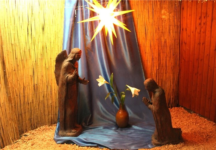 Auch wenn die Krippe in diesem Jahr noch nicht wieder an einen zentralen Platz gerückt ist, lohnt sich ein Besuch, denn bis Weihnachten wird sie ihre Gestalt entsprechen der biblischen Geschichte noch mehrmals verändern.