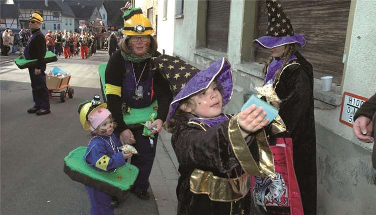 Auch wenn die Maulwürfe blind daher kamen, fand sogar der Nachwuchs schnell Kontakt zu den Jecken am Straßenrand.