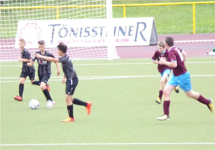 Auch wenn die Mayschosser körperlich überlegen schienen, konnte sich die Gastgeber-Elf am Ende einen Sieg feiern. Foto: privat