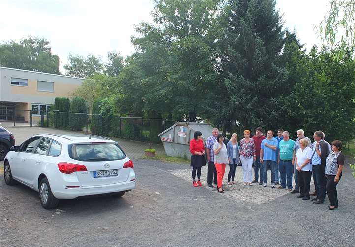 Auch wenn die Oberbieberer Straße befestigt ist, so fehlt doch ein Bürgersteig. Vertreter der Neuwieder SPD machten sich vor Ort ein Bild von der Situation. privat