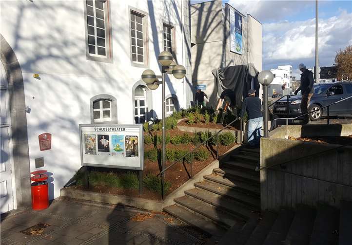 Auch wenn die Pflanzen sich derzeit noch einheitlich grün präsentieren, werden sie im Frühsommer in den Stadtfarben erblühen. Stadt Neuwied