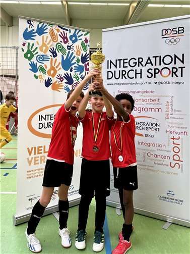 Auch wenn die Sieger ob ihres Erfolges strahlten, betonten Sportmoderator Thomas Wagner und der Sportpastor Mike Vlajnic: „Du bist wertvoll, ganz egal, ob du als Sieger oder Verlierer vom Platz gehst!“. Foto: VfL Oberbieber