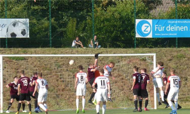 Auch wenn die Zuschauer sich beim ersten Spiel im Verbandsgebiet des FV Rheinlandes noch hinter dem Zaun befanden. Sie erfreuten sich trotzdem an den Darbeitungen der beiden Mannschaften. Die Ahrbacher (in Rot) siegten am Schluss glatt mit 5:3 beim VfR Koblenz. Foto: TH