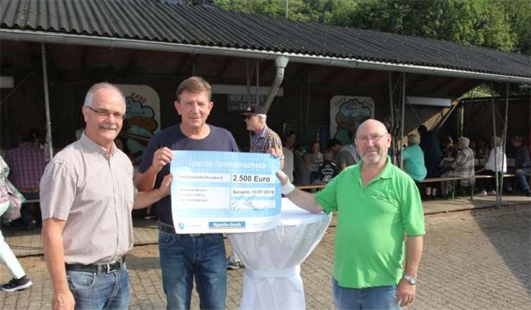 Auch wenn die offizielle Schecküberreichung durch Gerd Walldorf (Mitte) an Ortsbürgermeister Lutz Zaun (links) wegen der örtlichen Verlegung des 3. Pannefestes an anderer Stelle erfolgte…
